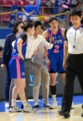 작전 지시하는 하상윤 감독