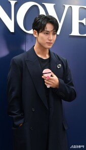 세븐틴 민규, 신제품 헤어 퍼퓸 미스트 들고