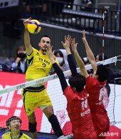 스테이플즈, 블로커 머리 위로