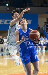 김단비, 모모나 ‘앞 가리지마’