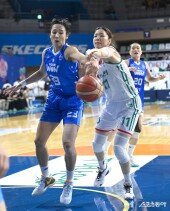 김단비-양인영, 볼을 향한 손들