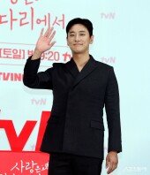 주지훈, 부드러운 인사~