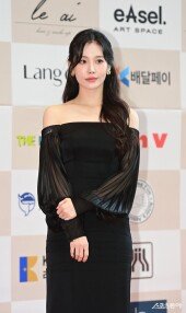 걸스데이 유라, 긴장한 모습으로