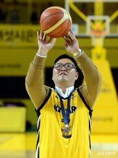 김우진, KB 승리를 기원하는 금빛 시투~