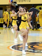 늘씬한 각선미의 치어리더!