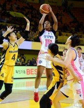 키아나 스미스 ‘정확한 2점슛~’