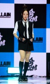 배드빌런 이나 ‘시선 강탈~’