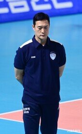 생각에 잠긴 김상우 감독