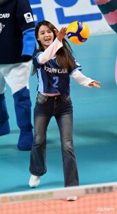 남보라 ‘K-다둥이 가족 시구’