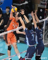 장빙롱 ‘눈 감고 스파이크’