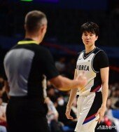 심판에게 어필하는 이현중