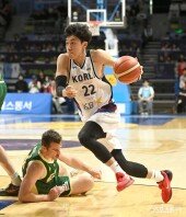 오재현 ‘수비수 넘어졌고’