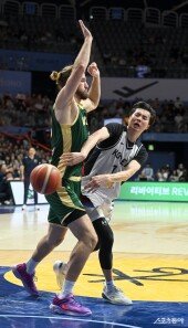 이현중 ‘노룩 패스’