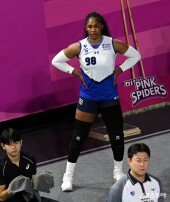 웜업존에서 경기를 지켜보는 모마