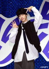 투어스 도훈 ‘남성스러운 늑대 포즈~’