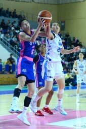 이해란-이명관, 치열한 볼다툼