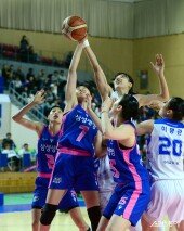 강유림-김단비 ‘팔을 쭉’