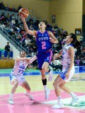 이해란 ‘수비수 사이로’