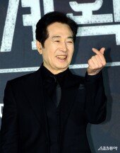 손하트 백윤식, 얼굴에 미소 가득~