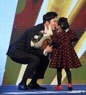 수비상 허경민, 딸의 축하 뽀뽀