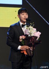 정수빈 ‘중요한 수비상 감사합니다’