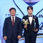 김택연, KBO 리그 신인상 수상