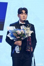 신인상 김택연 ‘형들에게 고맙습니다’