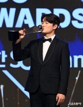 김택연 ‘신인상 트로피에 키스를’