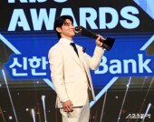 김도영 ‘MVP 키스’