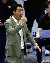 권영민 감독 ‘주먹 불끈 환호’