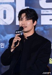 박훈, 긴장한 인사