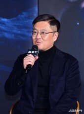 우민호 감독, 긴장한 인사