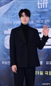 이동욱, 욱동이 형의 손인사