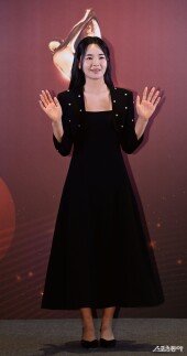 이가영, 수줍은 손인사