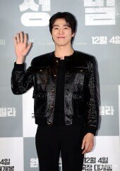 이현우, 훈훈한 손인사~