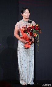 김수지, 눈물 꾹 참고