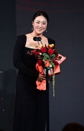 윤이나, 최저타수상 수상에 행복한 미소