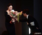 윤이나, 3관왕 축하 꽃다발