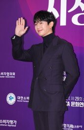 정해인, 남자도 반하게 하는 미소