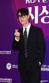 차승원, 분위기 넘치는 손하트