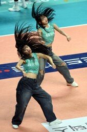 긴 머리를 휘날리며 신나는 응원