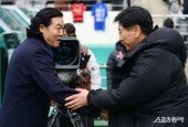 상암벌에서 만난 동해안 더비 ‘김판곤 감독-박태하 감독’