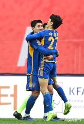 이청용과 기쁨 나누는 주민규