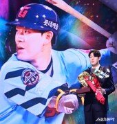 나승엽, 1루수 리얼글러브에 긴장한 모습