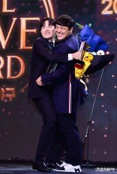 임찬규-박동원, ‘안아줄께’