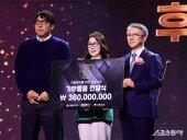 초록어린이재단 후원식 진행하는 김현수 선수협회장