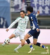 문선민, 발 끝으로 톡!