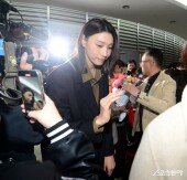 김연경, 후레쉬 세례 받으며