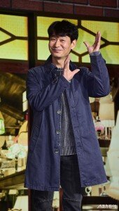 박혁권, 조명처럼 반짝!