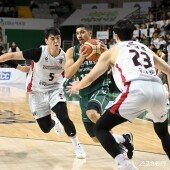 알바노 ‘수비 사이로’